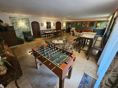 Eine Spielezimmer in der Unterkunft Traumhaus im Wald