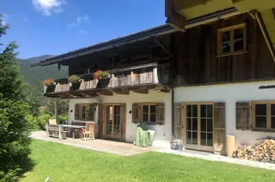 Das Gebäude in dem sich das Ferienhaus befindet
