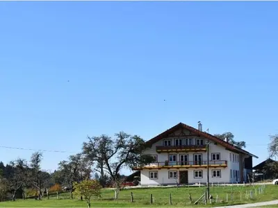 Das Gebäude in dem sich das Ferienhaus befindet
