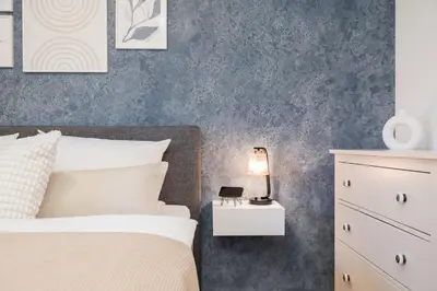 Ein Bett oder Betten in einem Zimmer der Unterkunft FENJOY Ferienapartments am Chiemsee mit Bergblick