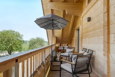 Ein Balkon oder eine Terrasse in der Unterkunft FENJOY Ferienapartments am Chiemsee mit Bergblick