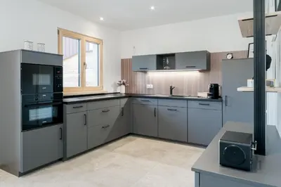 Küche/Küchenzeile in der Unterkunft FENJOY Ferienapartments am Chiemsee mit Bergblick