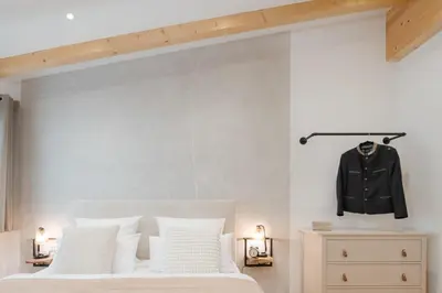 Ein Bett oder Betten in einem Zimmer der Unterkunft FENJOY Ferienapartments am Chiemsee mit Bergblick