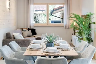 Ein Sitzbereich in der Unterkunft FENJOY Ferienapartments am Chiemsee mit Bergblick