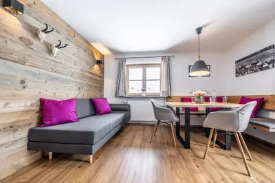 Ein Sitzbereich in der Unterkunft Ferienwohnungen Haus Heiss
