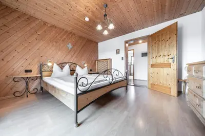 Ein Bett oder Betten in einem Zimmer der Unterkunft Ferienwohnungen Haus Heiss