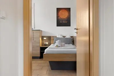 Ein Bett oder Betten in einem Zimmer der Unterkunft BALANCED Eurasburg Apartments, vollausgestatte Ferienwohnungen auf dem Land