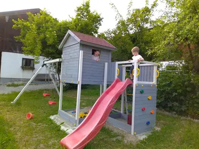 Ein Kinderspielbereich in der Unterkunft Widernhof