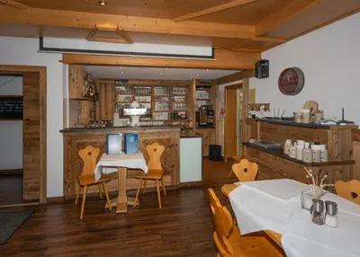 Ein Restaurant oder anderes Speiselokal in der Unterkunft isarwinkel