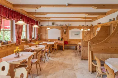 Ein Restaurant oder anderes Speiselokal in der Unterkunft isarwinkel