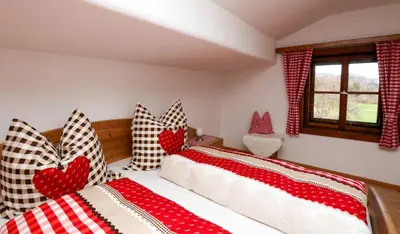 Ein Bett oder Betten in einem Zimmer der Unterkunft Ferienwohnungen „Zum Bauern“