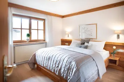 Ein Bett oder Betten in einem Zimmer der Unterkunft Haus Lesch - Stilvolle Appartements mit tollem Bergblick in Kreuth am Tegernsee