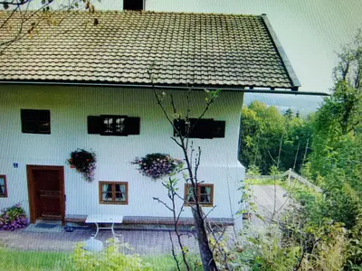 Das Gebäude in dem sich das Ferienhaus befindet