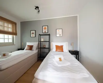 Ein Bett oder Betten in einem Zimmer der Unterkunft C4S -COME4STAY -InnHarmony- Stilvoll eingerichtetes Apartment für bis zu 8 Personen - Hochwertige Betten I voll ausgestattete Küche I Balkon I Badezimmer I WLAN I Smart TV