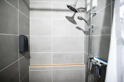 Ein Badezimmer in der Unterkunft C4S -COME4STAY -InnHarmony- Stilvoll eingerichtetes Apartment für bis zu 8 Personen - Hochwertige Betten I voll ausgestattete Küche I Balkon I Badezimmer I WLAN I Smart TV