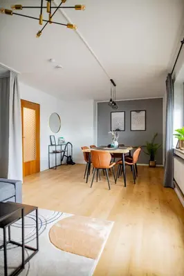 Ein Sitzbereich in der Unterkunft C4S -COME4STAY -InnHarmony- Stilvoll eingerichtetes Apartment für bis zu 8 Personen - Hochwertige Betten I voll ausgestattete Küche I Balkon I Badezimmer I WLAN I Smart TV