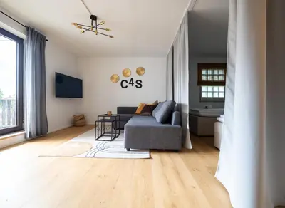 Ein Sitzbereich in der Unterkunft C4S -COME4STAY -InnHarmony- Stilvoll eingerichtetes Apartment für bis zu 8 Personen - Hochwertige Betten I voll ausgestattete Küche I Balkon I Badezimmer I WLAN I Smart TV