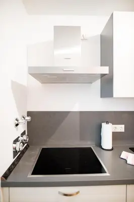 Küche/Küchenzeile in der Unterkunft C4S -COME4STAY -InnHarmony- Stilvoll eingerichtetes Apartment für bis zu 8 Personen - Hochwertige Betten I voll ausgestattete Küche I Balkon I Badezimmer I WLAN I Smart TV