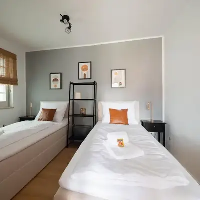 C4S -COME4STAY -InnHarmony- Stilvoll eingerichtetes Apartment für bis zu 8 Personen - Hochwertige Betten I voll ausgestattete Küche I Balkon I Badezimmer I WLAN I Smart TV