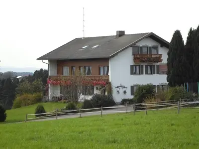 Das Gebäude in dem sich der Bauernhof befindet
