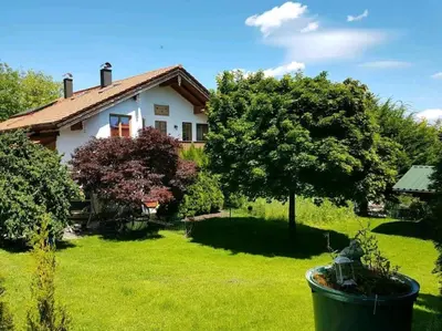 Ein Garten an der Unterkunft Ruhige Ferienwohnung Nussbaum mit kostenlosem Parkplatz ideal für Monteure, Geschäftsreisende, Paare & Durchreisende