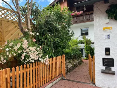 Ein Garten an der Unterkunft Ferienwohnungen Christoph in der Edelweißstraße