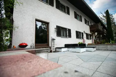 Das Gebäude in dem sich das Ferienhaus befindet