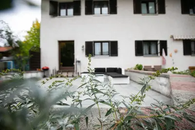 Ein Garten an der Unterkunft Alpina Haus