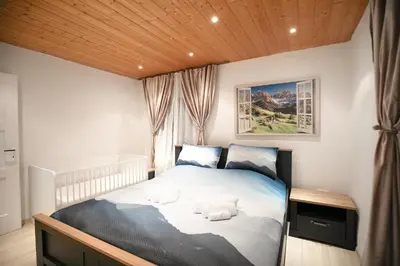 Ein Bett oder Betten in einem Zimmer der Unterkunft Alpina Haus