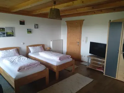 Ein Bett oder Betten in einem Zimmer der Unterkunft Arbeiterwohnung Entbuchner Hof