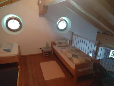 Ein Bett oder Betten in einem Zimmer der Unterkunft Arbeiterwohnung Entbuchner Hof