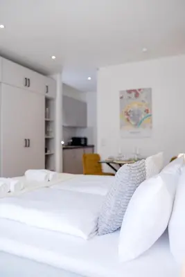 Ein Bett oder Betten in einem Zimmer der Unterkunft Lumen Homes - Altstadt-Studio direkt im Zentrum, Küche, öffentlicher Parkplatz ums Eck