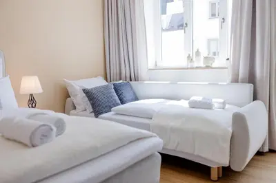 Ein Bett oder Betten in einem Zimmer der Unterkunft Lumen Homes - Altstadt-Studio direkt im Zentrum, Küche, öffentlicher Parkplatz ums Eck