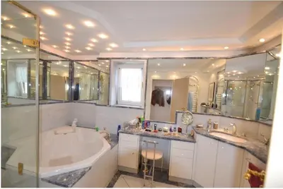Ein Badezimmer in der Unterkunft Begum's Palace in Munich - 120qm of Spacious Elegance