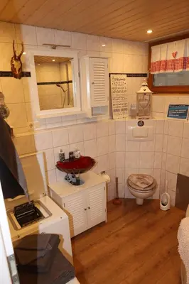 Ein Badezimmer in der Unterkunft Ferienwohnungen Lärchennest zwischen Chiemsee und Bergen