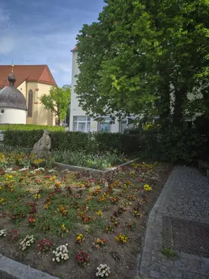 Ein Garten an der Unterkunft Ferienwohnung Bobingen