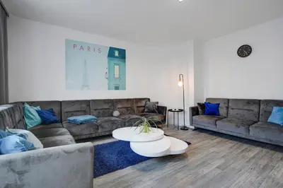 Ein Sitzbereich in der Unterkunft KATIES Apartments Augsburg - Zentral - 4 Zimmer - 7 Personen - 2 Parken - Nintendo Switch - DisneyPlus - E-Kamin