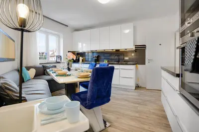 Küche/Küchenzeile in der Unterkunft KATIES Apartments Augsburg - Zentral - 4 Zimmer - 7 Personen - 2 Parken - Nintendo Switch - DisneyPlus - E-Kamin