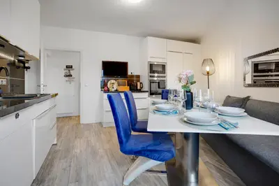 Küche/Küchenzeile in der Unterkunft KATIES Apartments Augsburg - Zentral - 4 Zimmer - 7 Personen - 2 Parken - Nintendo Switch - DisneyPlus - E-Kamin