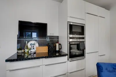 Küche/Küchenzeile in der Unterkunft KATIES Apartments Augsburg - Zentral - 4 Zimmer - 7 Personen - 2 Parken - Nintendo Switch - DisneyPlus - E-Kamin