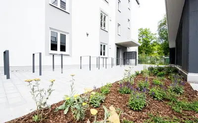 Ein Garten an der Unterkunft My Suite - Augsburg City - Netflix