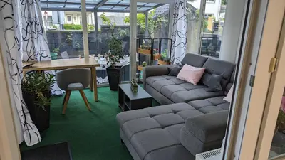 Ein Sitzbereich in der Unterkunft Kaufbeuren mit Wintergarten