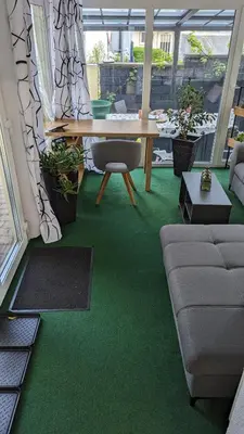 Ein Sitzbereich in der Unterkunft Kaufbeuren mit Wintergarten