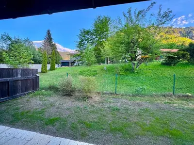 Ein allgemeiner Bergblick oder ein Berglick von des Ferienhauses aus