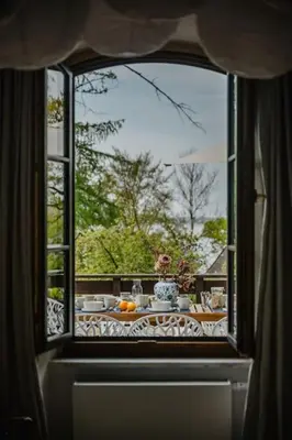 Ein Garten an der Unterkunft Lake house with sun terrace for 8 guests
