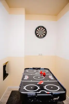 Eine Spielezimmer in der Unterkunft Lake house with sun terrace for 8 guests