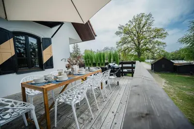 Ein Garten an der Unterkunft Lake house with sun terrace for 8 guests