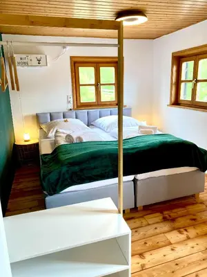 Ein Bett oder Betten in einem Zimmer der Unterkunft Belisima Apartments I Ferienwohnungen Fischbachau - Schliersee I Historisch & Cozy mit Bergblick I 2 Schlafzimmer