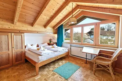 Ein Bett oder Betten in einem Zimmer der Unterkunft Rosi's Ferienwohnung Kampenwandblick
