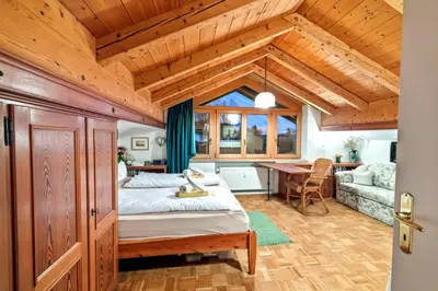 Ein Bett oder Betten in einem Zimmer der Unterkunft Rosi's Ferienwohnung Kampenwandblick